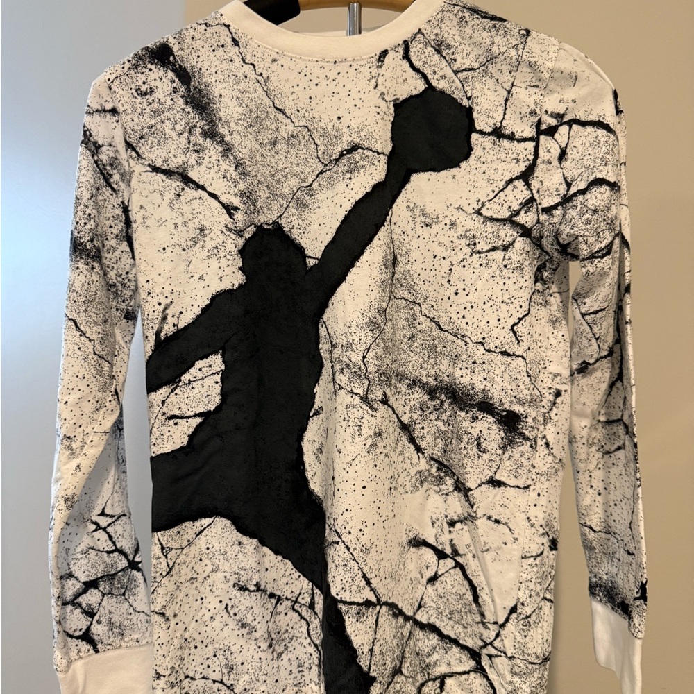 Boys Jordan White and Black Graphic Long Sleeve Shirt